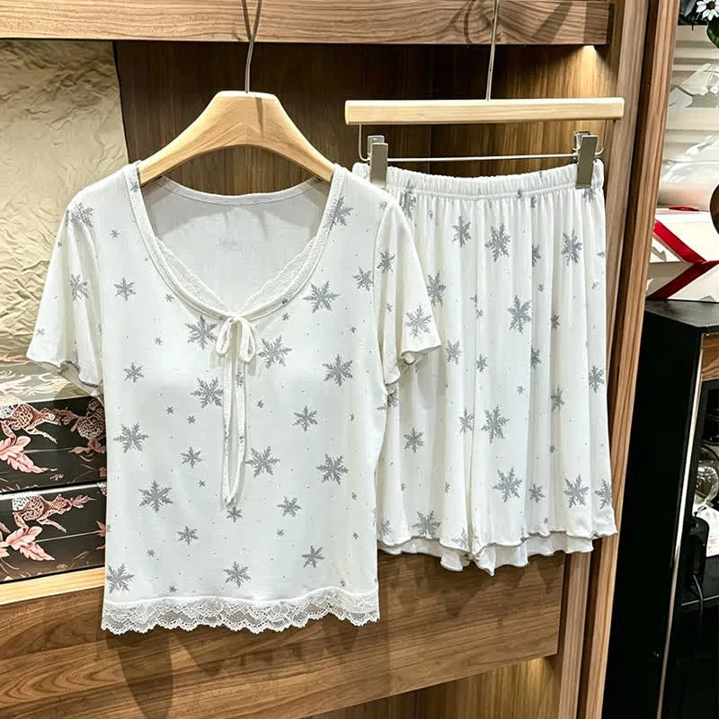 Loungewear-Set mit elfenbeinfarbenen Streifen und Spitzenbesatz