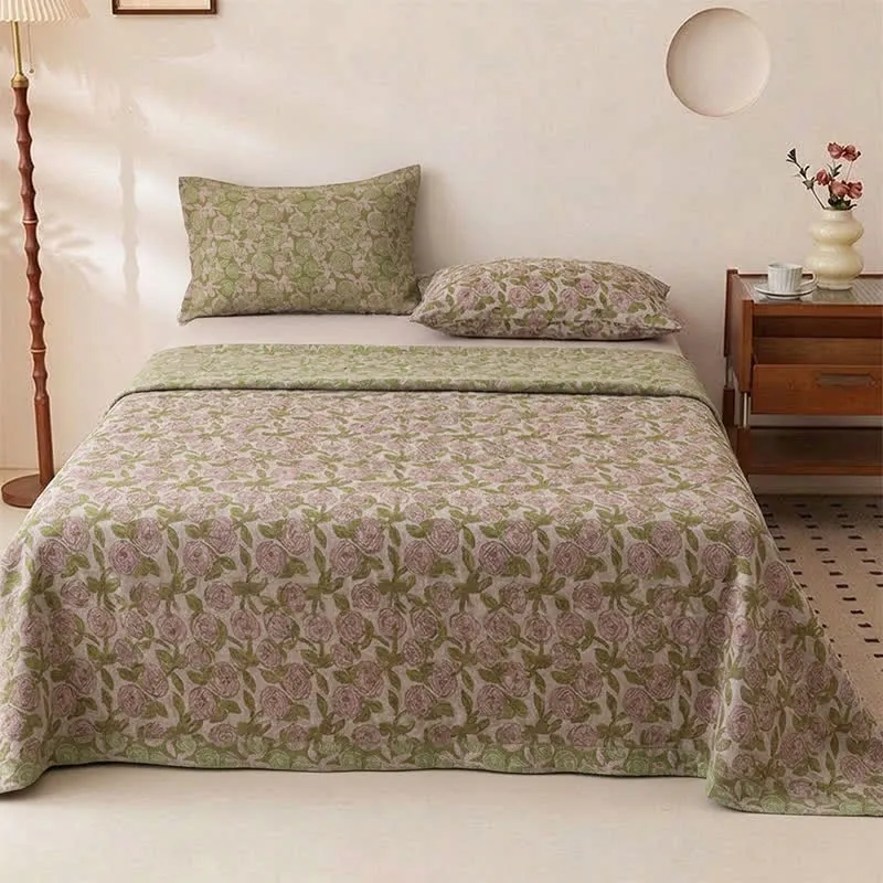 Gemütliche Tagesdecke aus Baumwolle mit Blumenmuster im Landhausstil