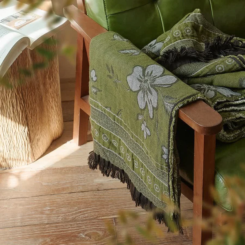 Elegante, florale Sofadecke aus reiner Baumwolle mit Quasten