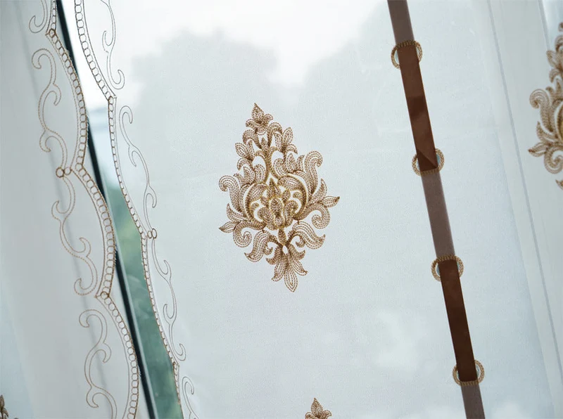 Elegante Raffgardine mit barocker Stickerei
