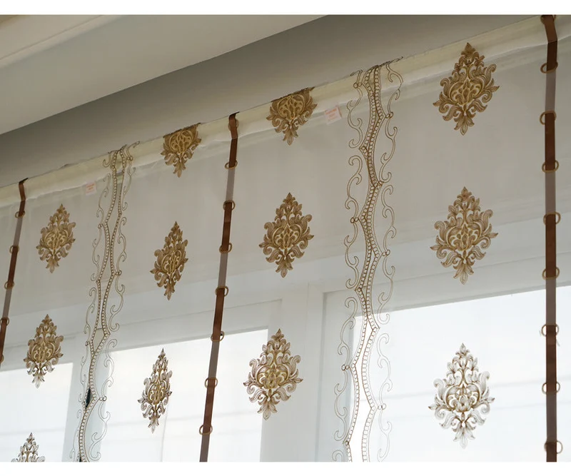 Elegante Raffgardine mit barocker Stickerei