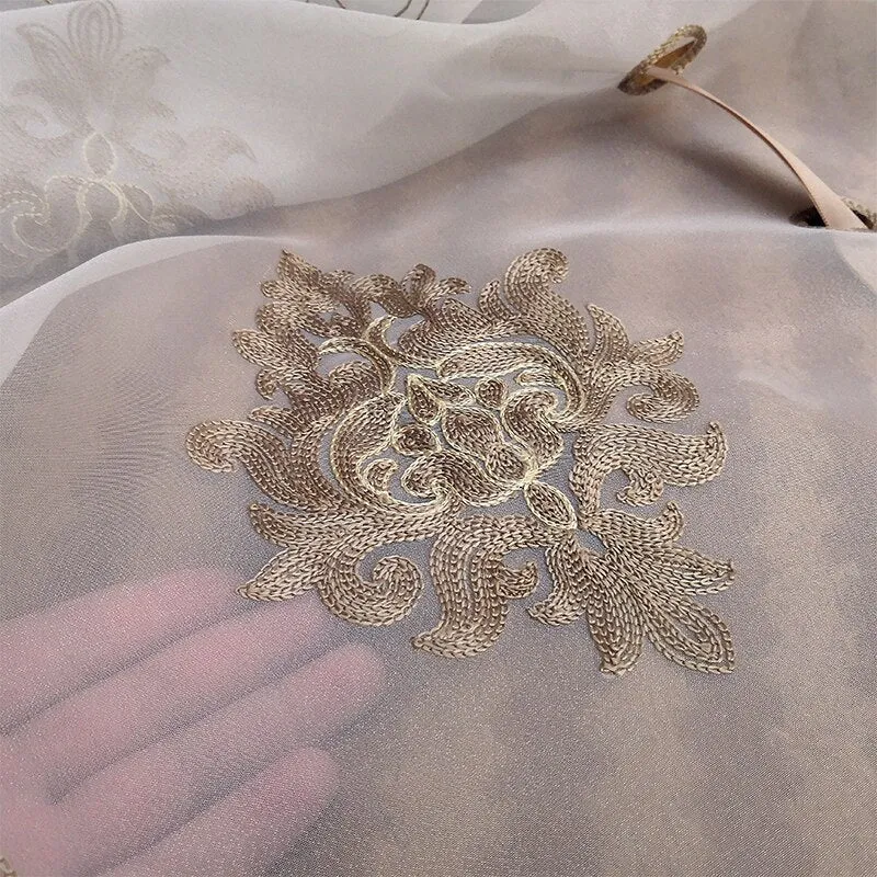 Elegante Raffgardine mit barocker Stickerei