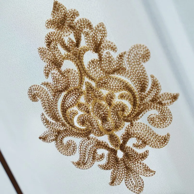 Elegante Raffgardine mit barocker Stickerei