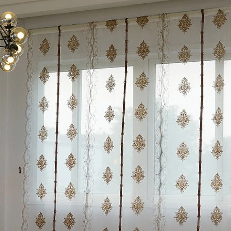 Elegante Raffgardine mit barocker Stickerei