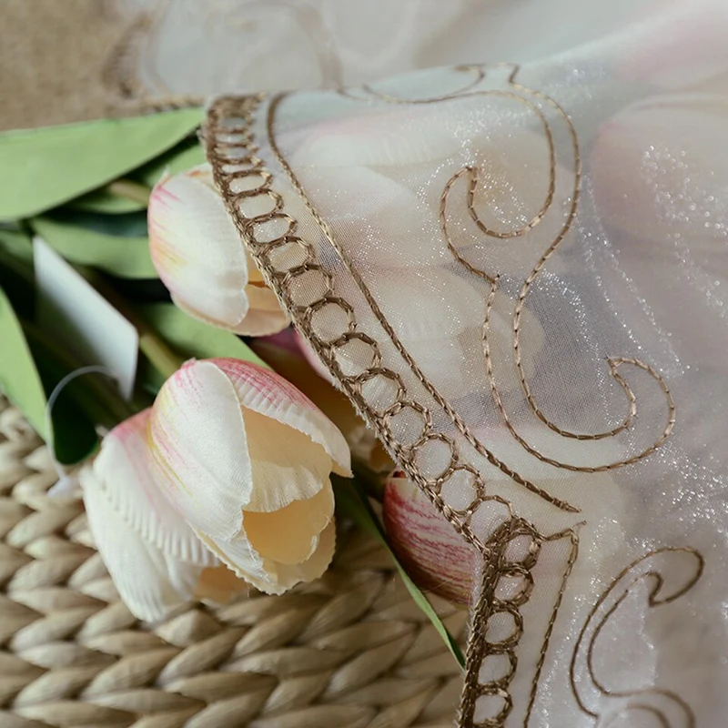 Elegante Raffgardine mit barocker Stickerei