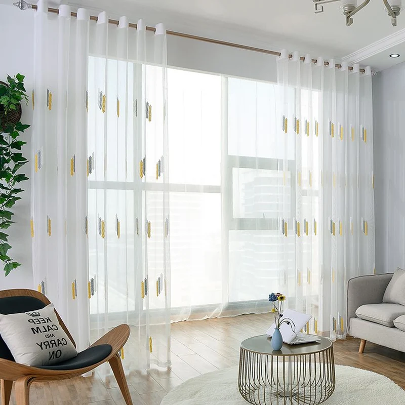 Moderne Gardine mit gesticktem Muster