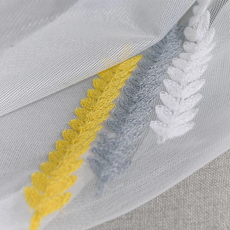Moderne Gardine mit gesticktem Muster