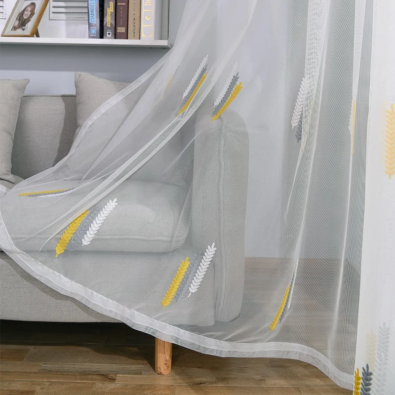 Moderne Gardine mit gesticktem Muster