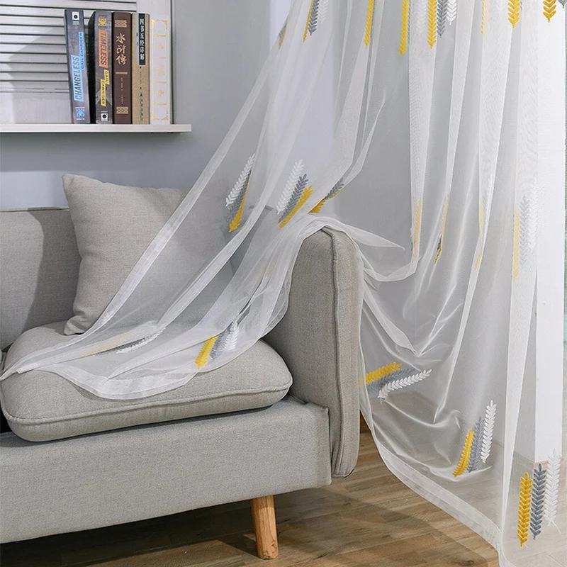 Moderne Gardine mit gesticktem Muster
