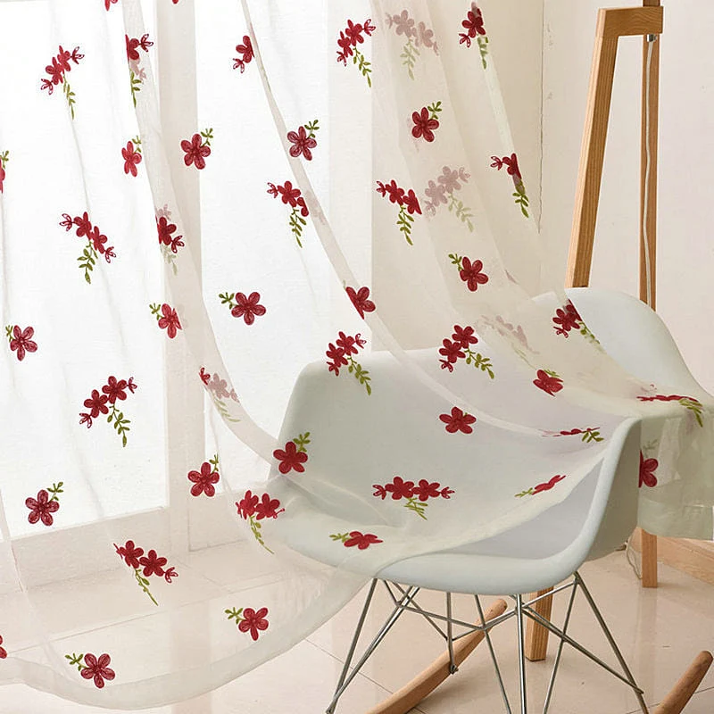 Voile Gardine mit feiner Blumenstickerei