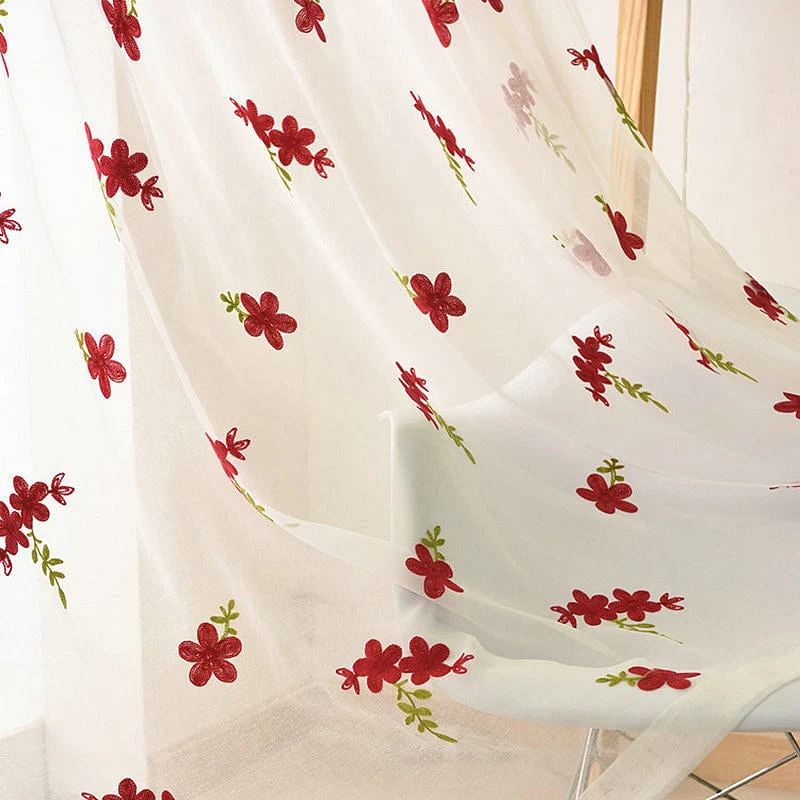 Voile Gardine mit feiner Blumenstickerei