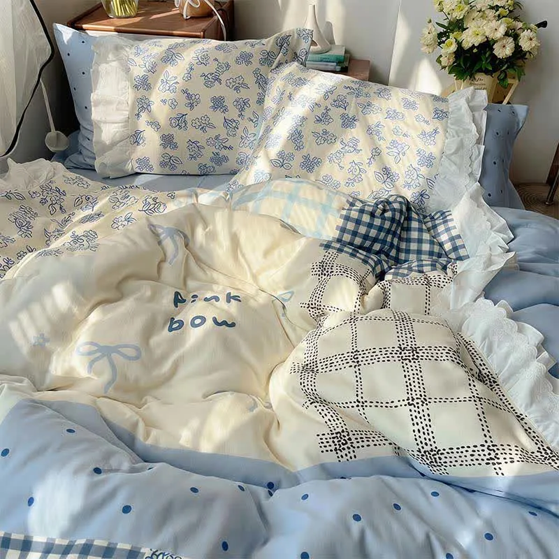 Bettwäsche-Set aus Baumwollgaze mit Rüschen und floralem Patchwork-Muster in Nebelblau