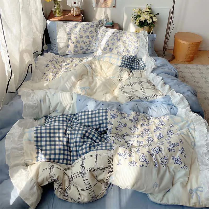Bettwäsche-Set aus Baumwollgaze mit Rüschen und floralem Patchwork-Muster in Nebelblau