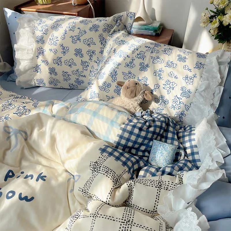 Bettwäsche-Set aus Baumwollgaze mit Rüschen und floralem Patchwork-Muster in Nebelblau