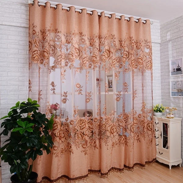 Halbtransparente Gardine mit floralem Rosenmuster