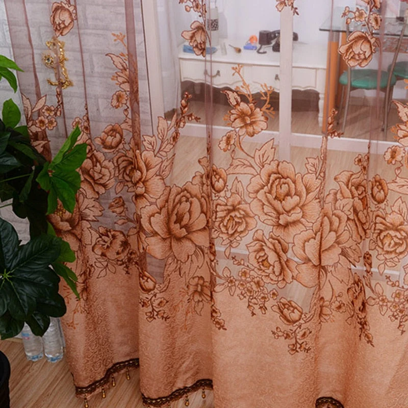 Halbtransparente Gardine mit floralem Rosenmuster