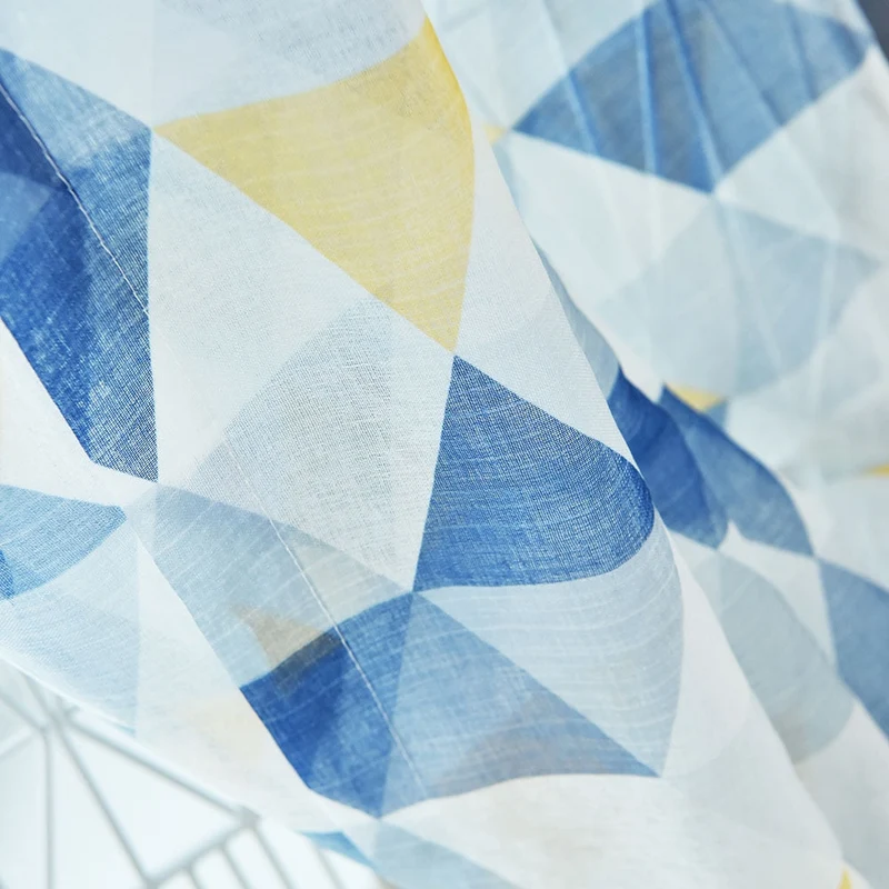 Moderne Gardine mit geometrischem Muster
