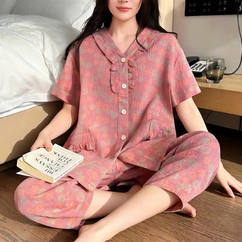 Loungewear-Set in Übergröße mit Rüschenbesatz, kurze Caprihose