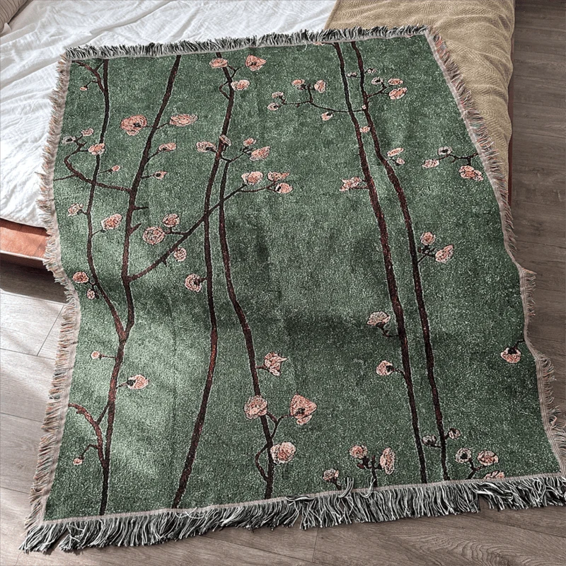 Dekorative Decke mit Quasten in Vintage-Grün mit Pflaumenblütenmuster