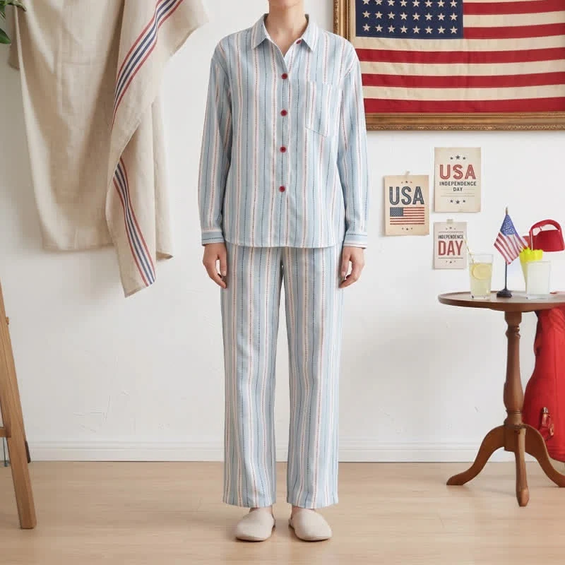 Pyjama aus doppellagigem Baumwollstoff mit roten Akzenten und blauen Streifen