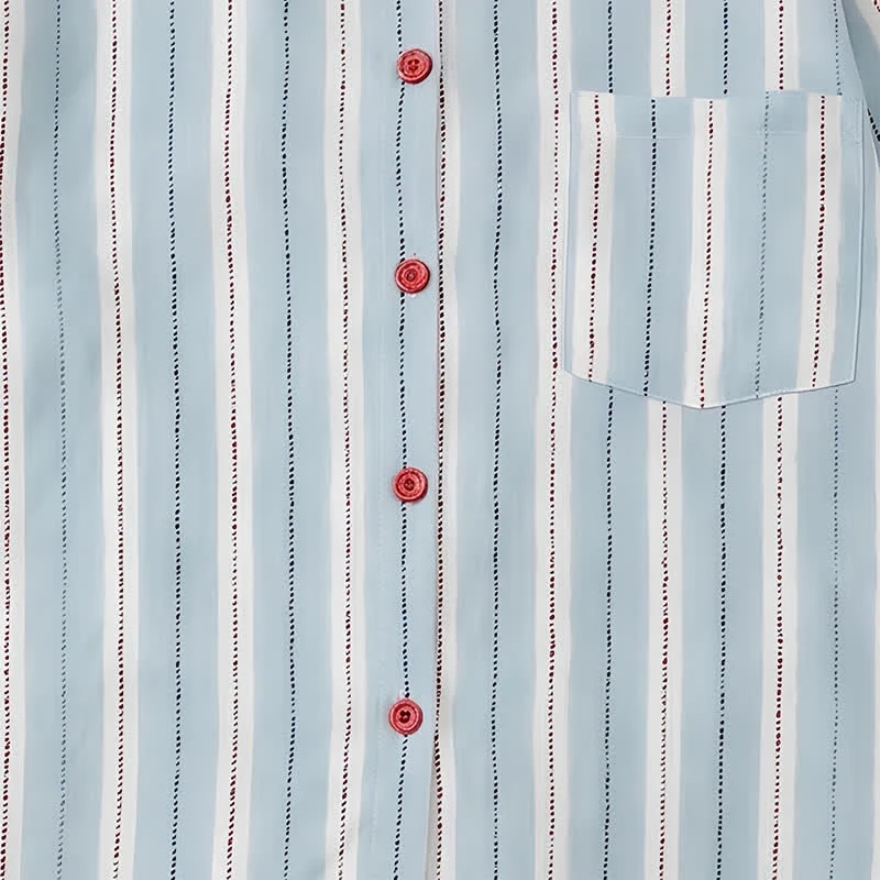 Pyjama aus doppellagigem Baumwollstoff mit roten Akzenten und blauen Streifen