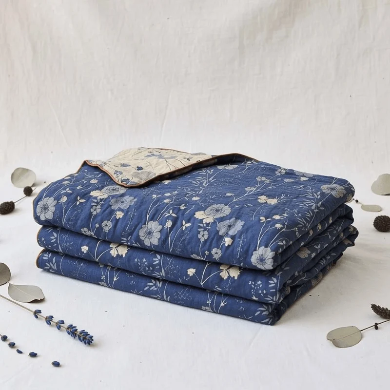 Wendbare blaue Landhaus-Steppdecke mit Blumenmuster