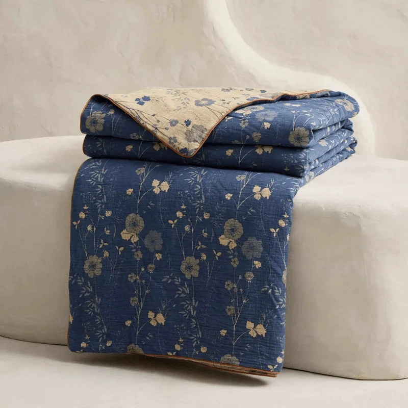 Wendbare blaue Landhaus-Steppdecke mit Blumenmuster