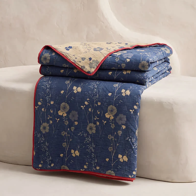 Wendbare blaue Landhaus-Steppdecke mit Blumenmuster