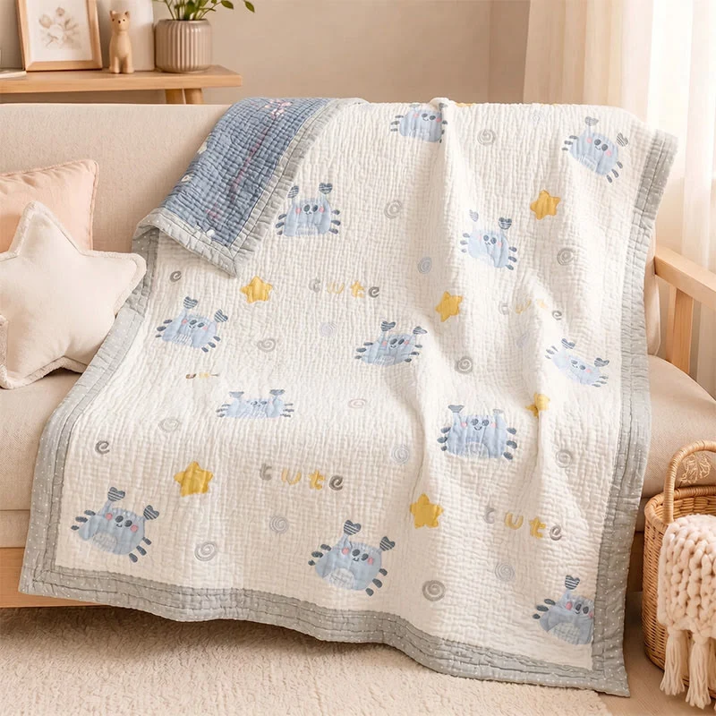 Babydecke mit blauem Krabbenmuster aus Lyocell, gesteppt