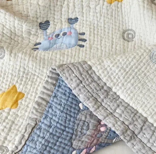 Babydecke mit blauem Krabbenmuster aus Lyocell, gesteppt
