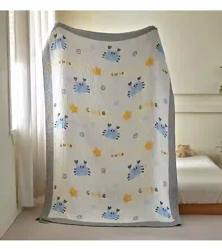 Babydecke mit blauem Krabbenmuster aus Lyocell, gesteppt