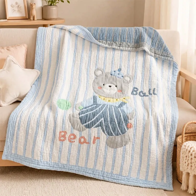 Gesteppte Babydecke mit gestreiftem Bärenmuster aus Lyocell