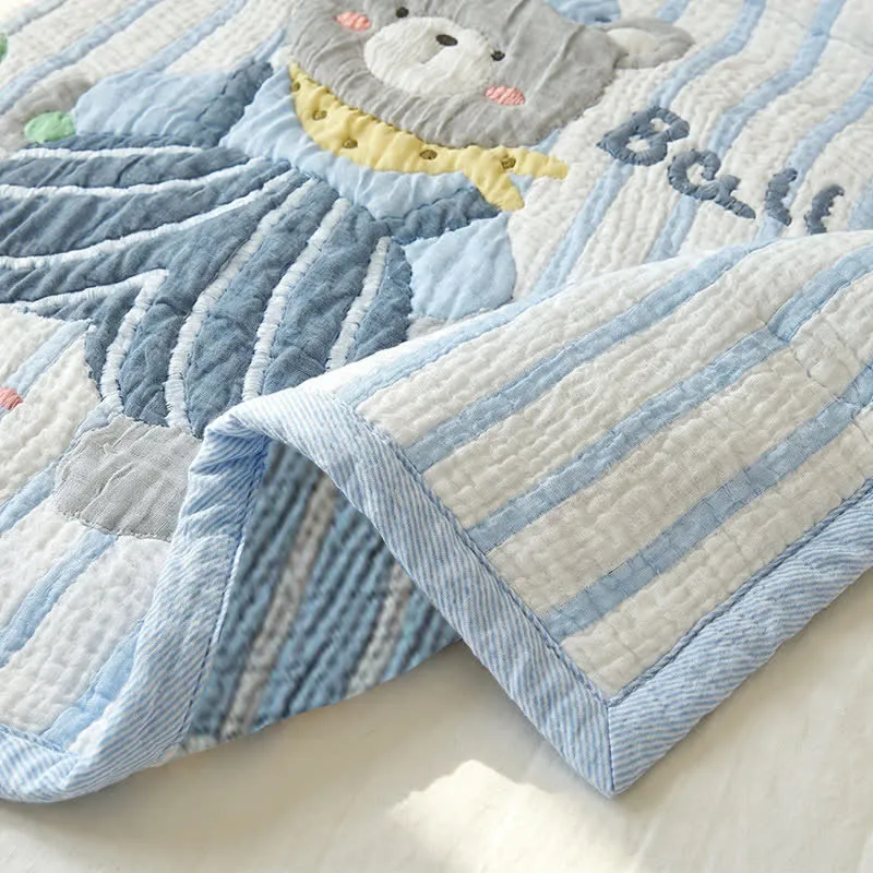 Gesteppte Babydecke mit gestreiftem Bärenmuster aus Lyocell