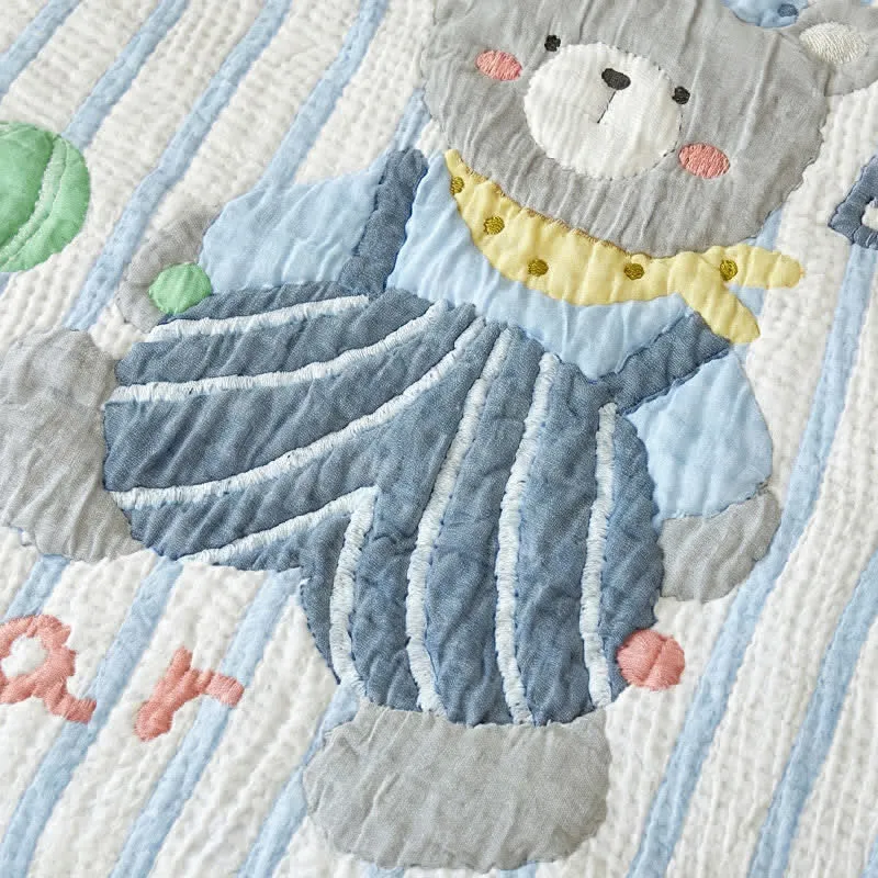 Gesteppte Babydecke mit gestreiftem Bärenmuster aus Lyocell