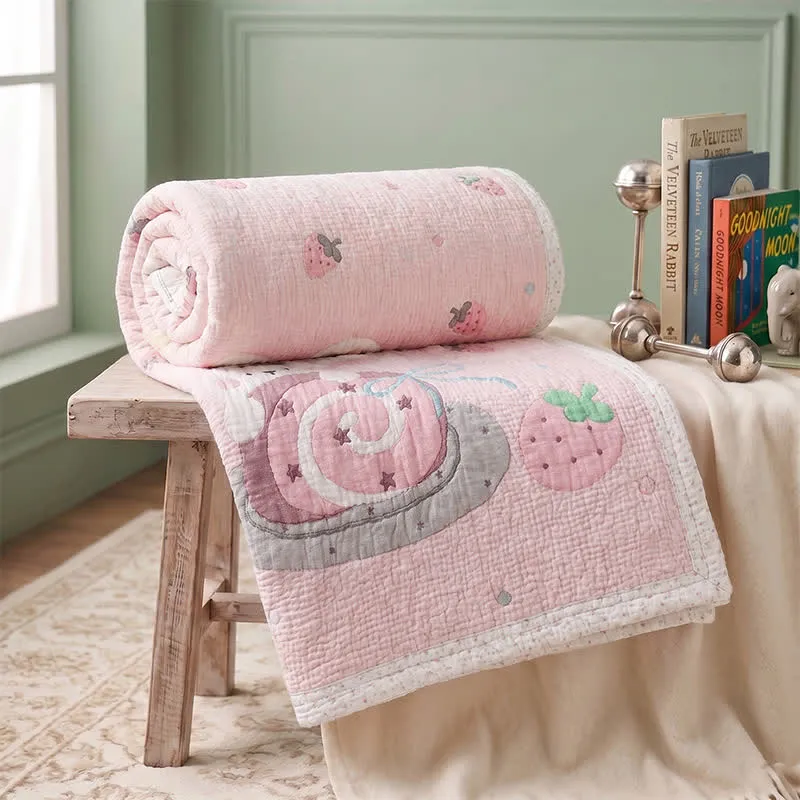 Babydecke aus Lyocell mit rosa Hasen- und Erdbeermotiven