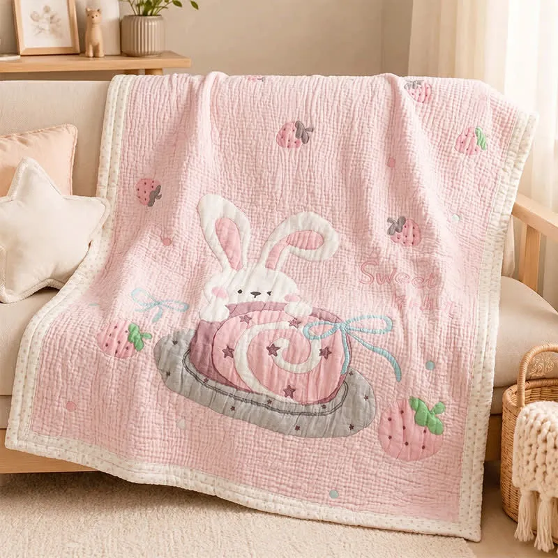 Babydecke aus Lyocell mit rosa Hasen- und Erdbeermotiven
