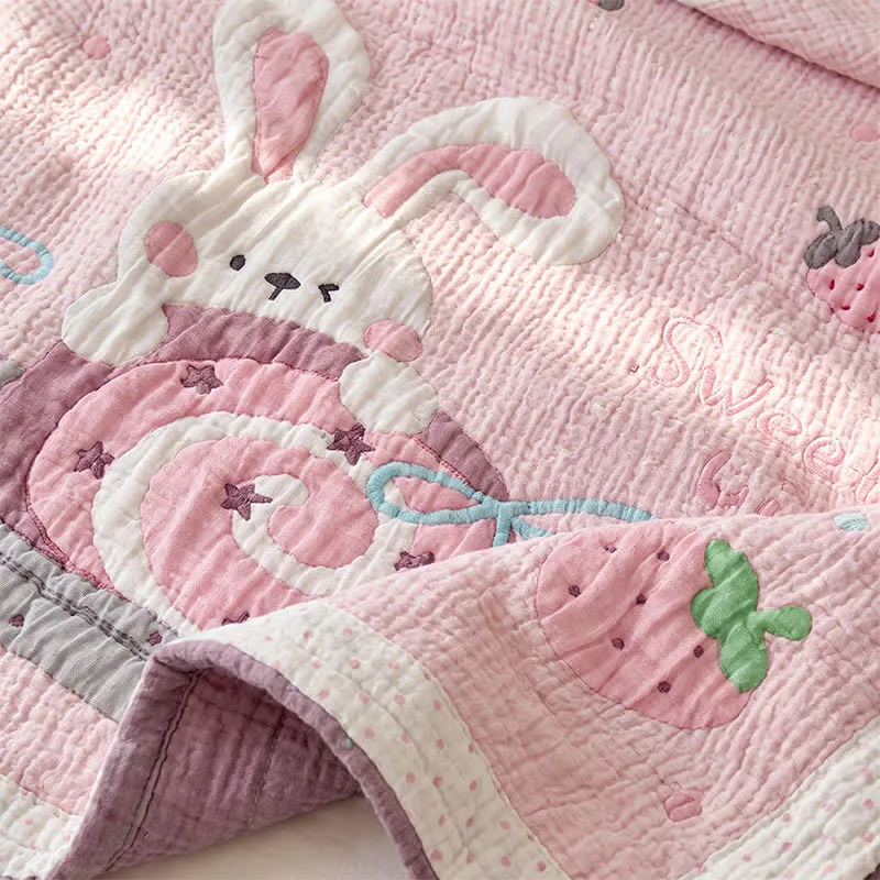 Babydecke aus Lyocell mit rosa Hasen- und Erdbeermotiven