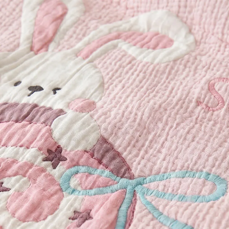 Babydecke aus Lyocell mit rosa Hasen- und Erdbeermotiven