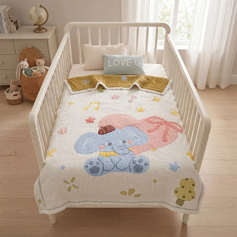 Babydecke aus Lyocell mit pastellfarbenem Elefantenmuster, gesteppt