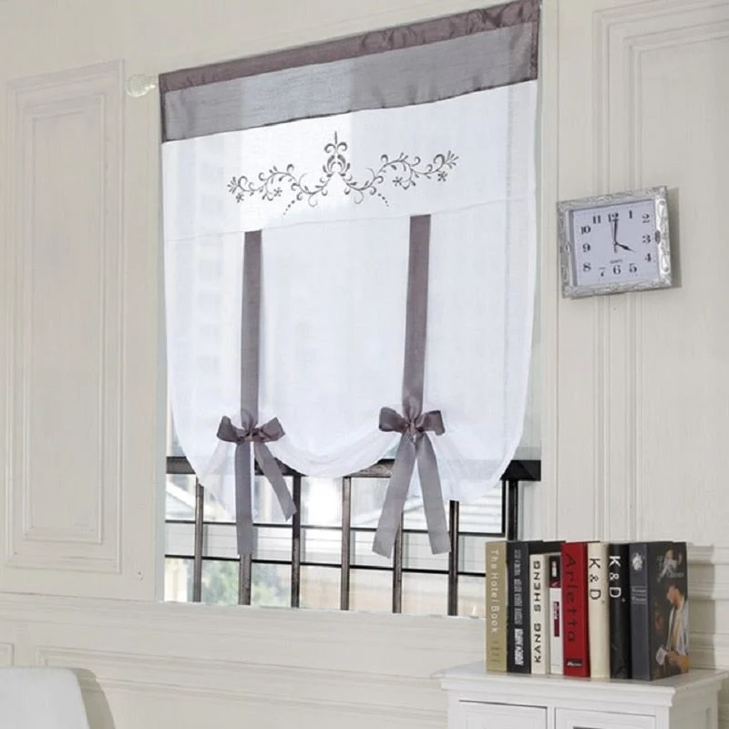 Bestickte Raffgardine für kleine Fenster