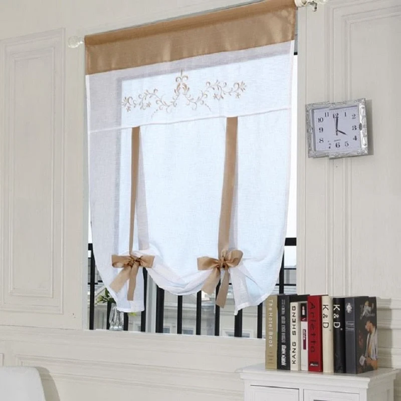 Bestickte Raffgardine für kleine Fenster
