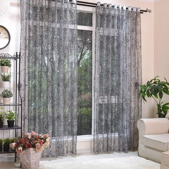 Transparente Gardine mit verspielter Stickerei