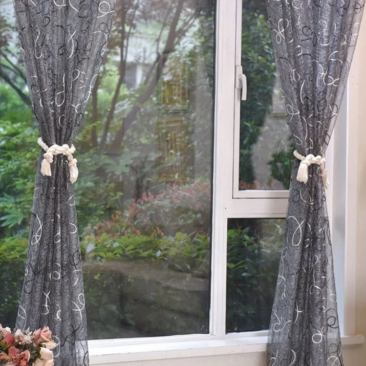 Transparente Gardine mit verspielter Stickerei
