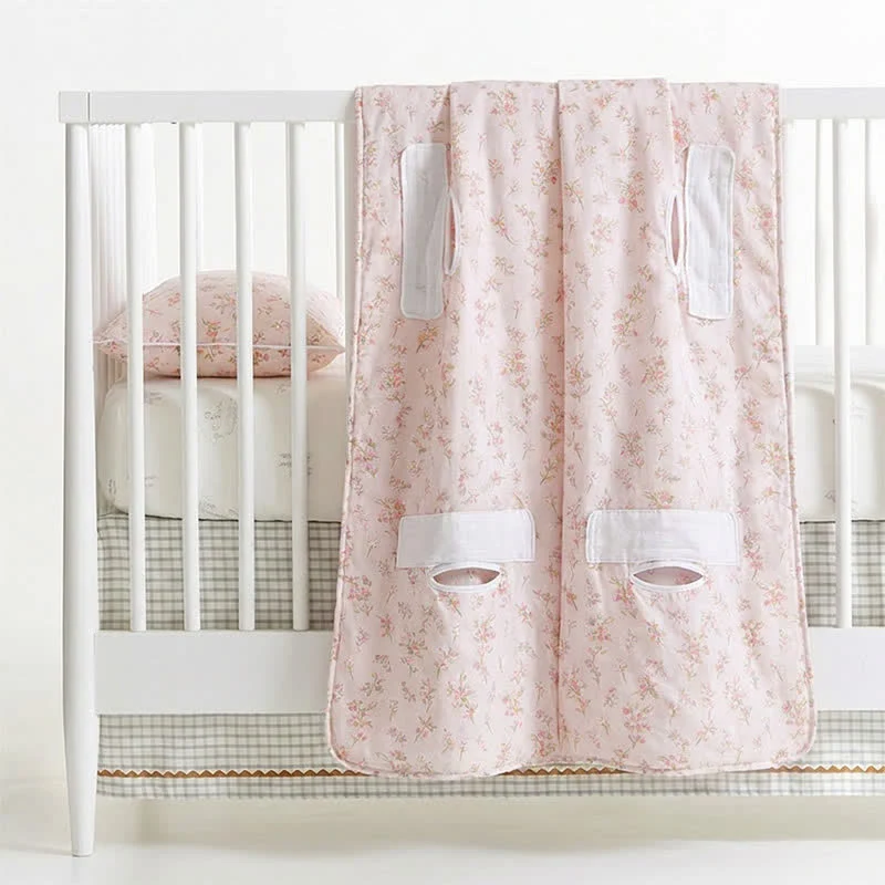Süße Babydecke aus Baumwollgaze mit Blumenmuster