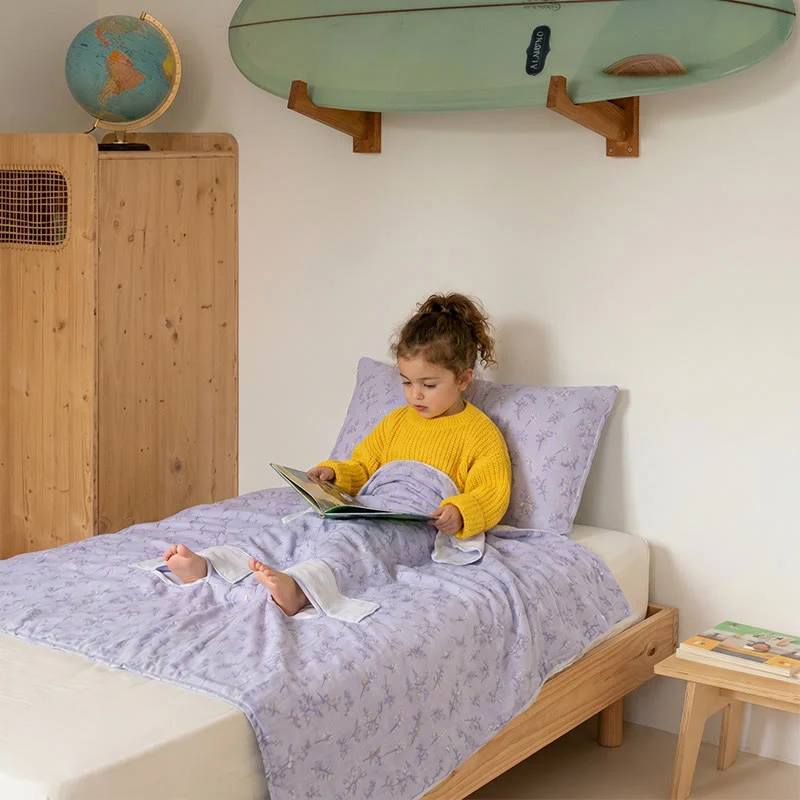 Gesteppte Babydecke aus Baumwolle mit Lavendelblütenmuster