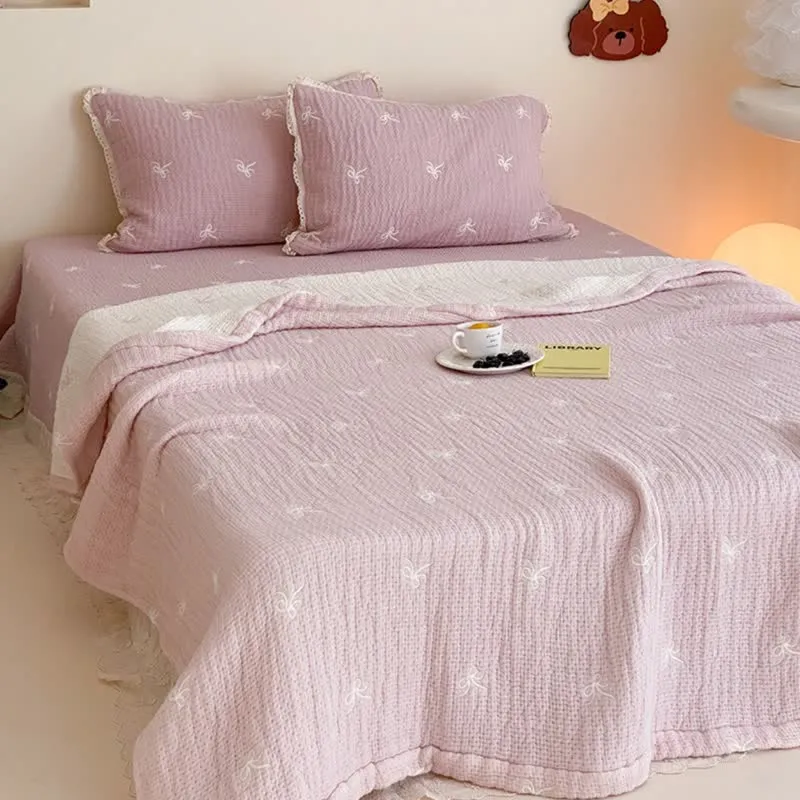 Sommerdecke aus gestepptem Lyocell mit Rüschen und Schleife