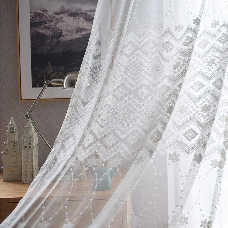 Transparente Gardine mit geometrischer Stickerei
