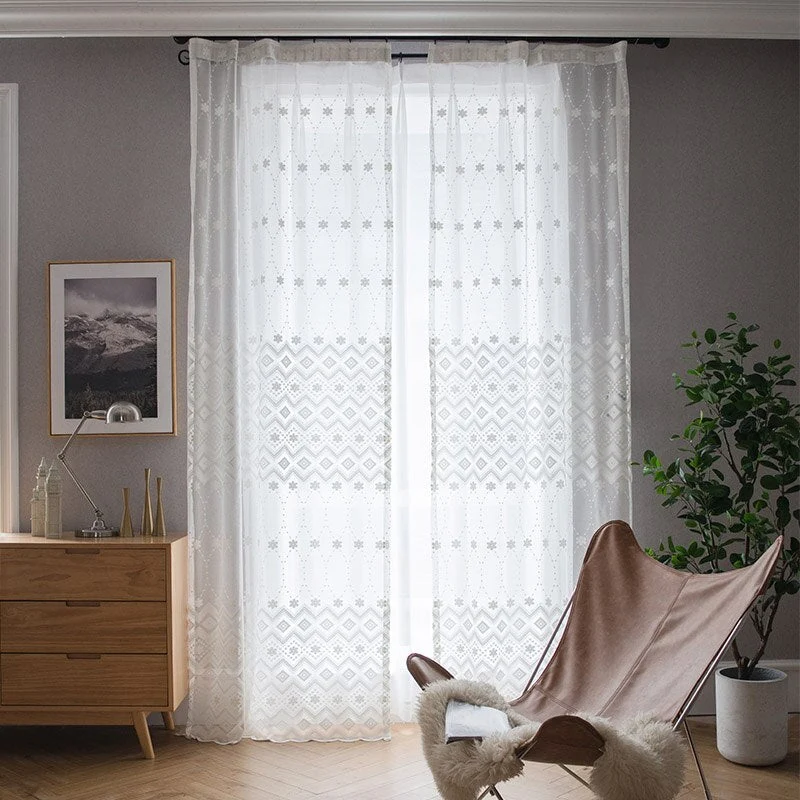 Transparente Gardine mit geometrischer Stickerei