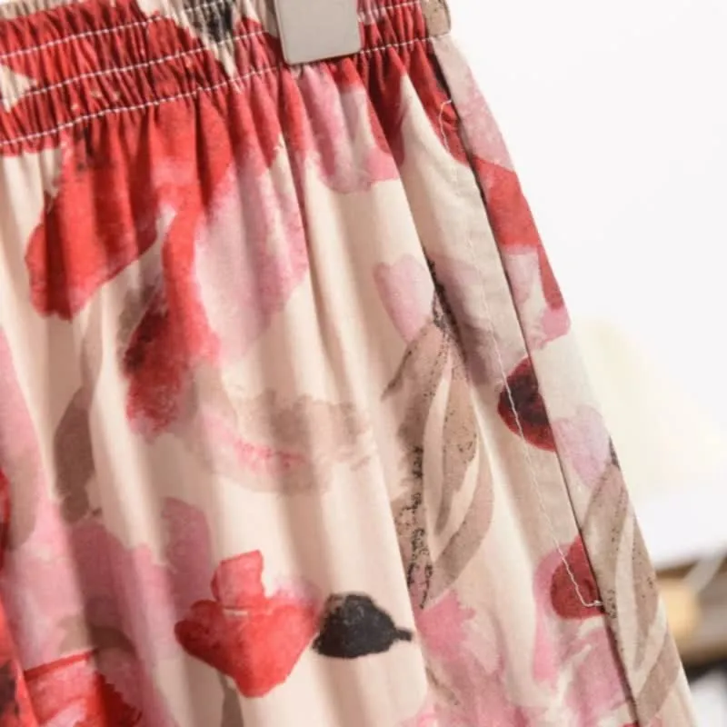 Rote geblümte, kurze Schlafhose