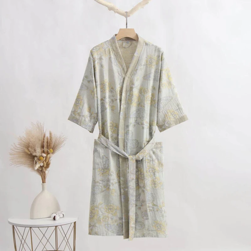 Kimono-Bademantel aus Baumwollgaze mit Blumenmuster und Schmetterlingsmotiv